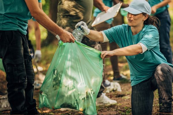 Corvée de nettoyage des espaces publics et engagement communautaire à Sherbrooke